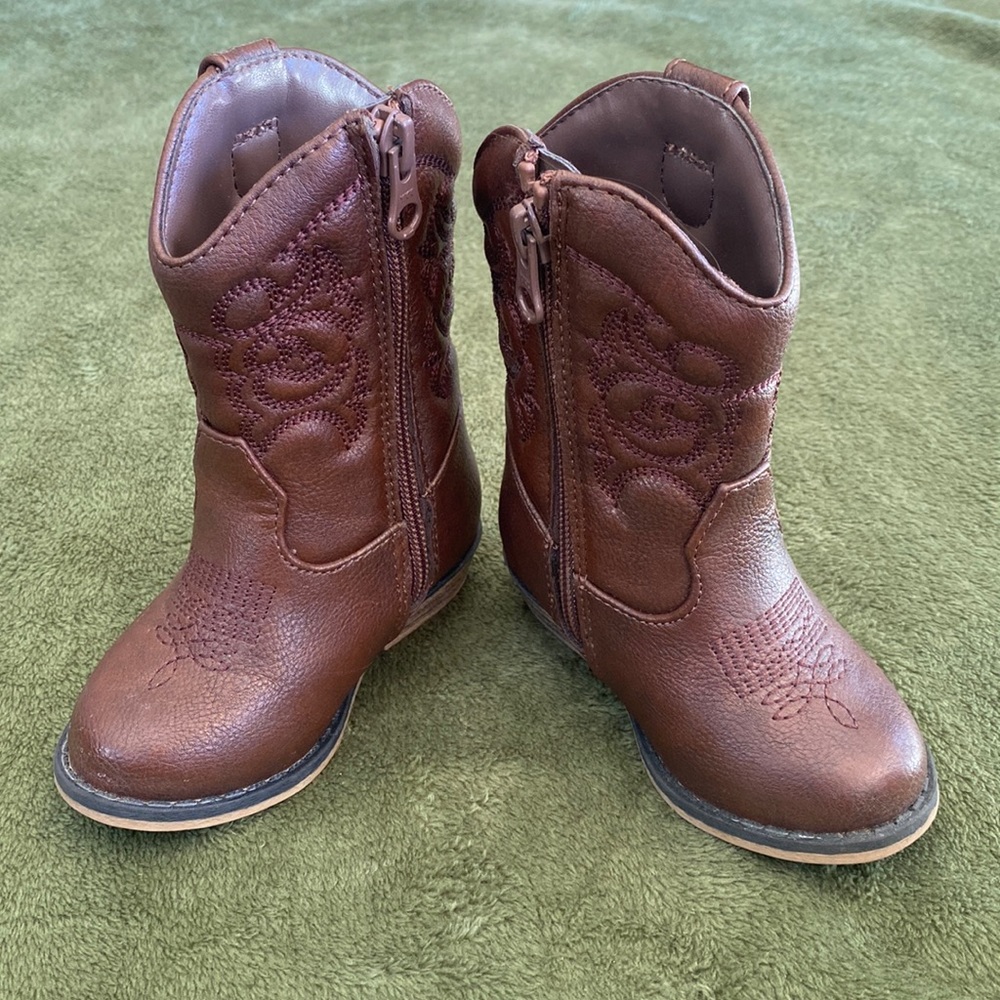 Cat & Jack boots size 5